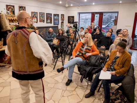 Zdjęcie przedstawia dyrektora Muzeum im. Władysława Orkana, który mówi do słuchaczy.