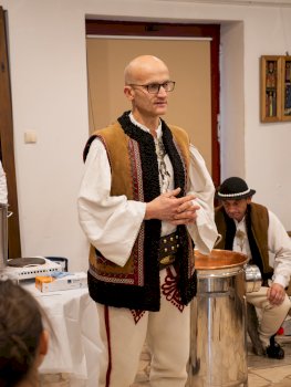 Na zdjęciu widzimy dyrektora Muzeum im. Władysława Orkana ubranego w strój góralski.