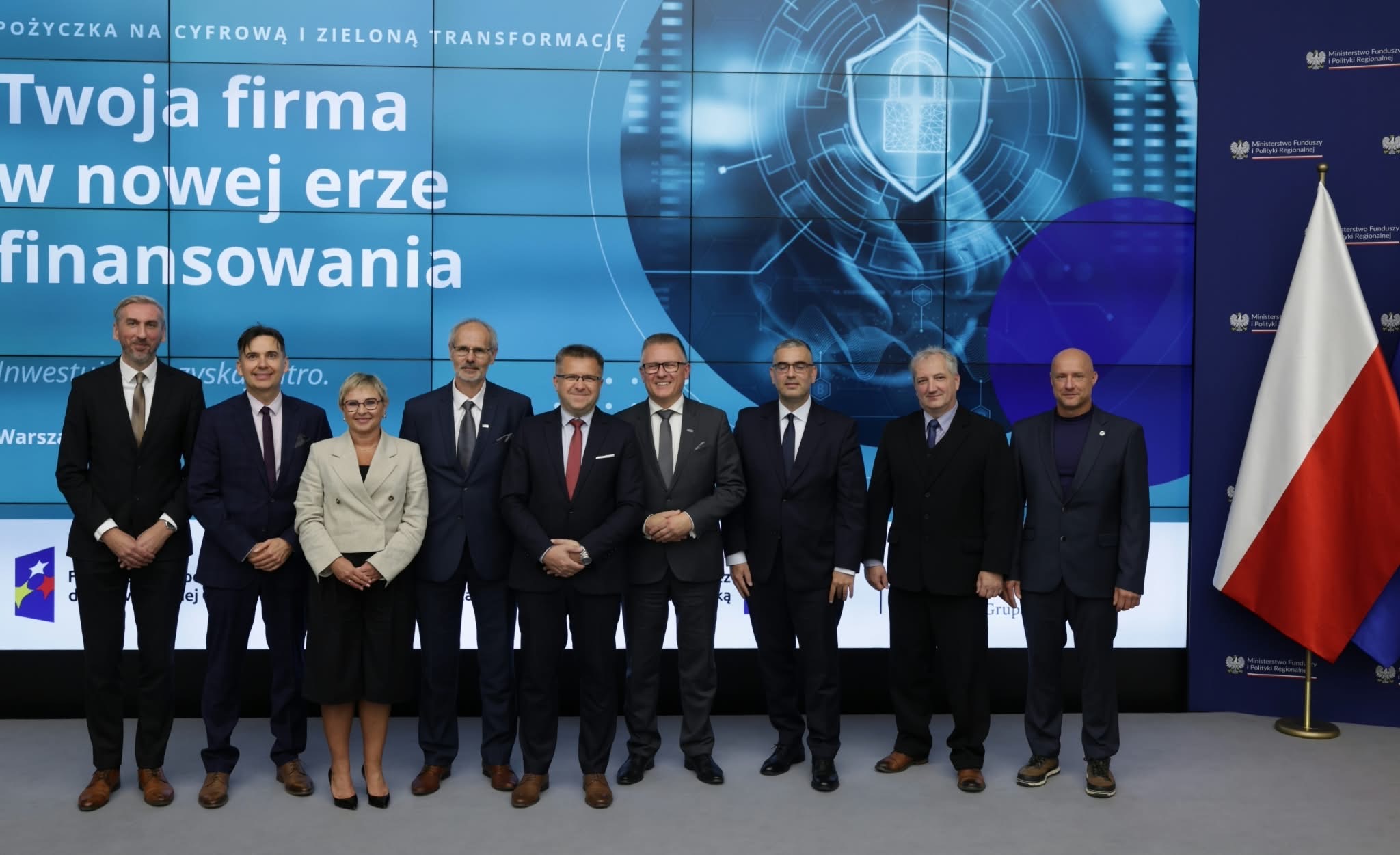Na zdjęciu widać przedstawicieli konsorcjantów, którzy podpisali umowę w ramach nowego instrumentu finansowego.